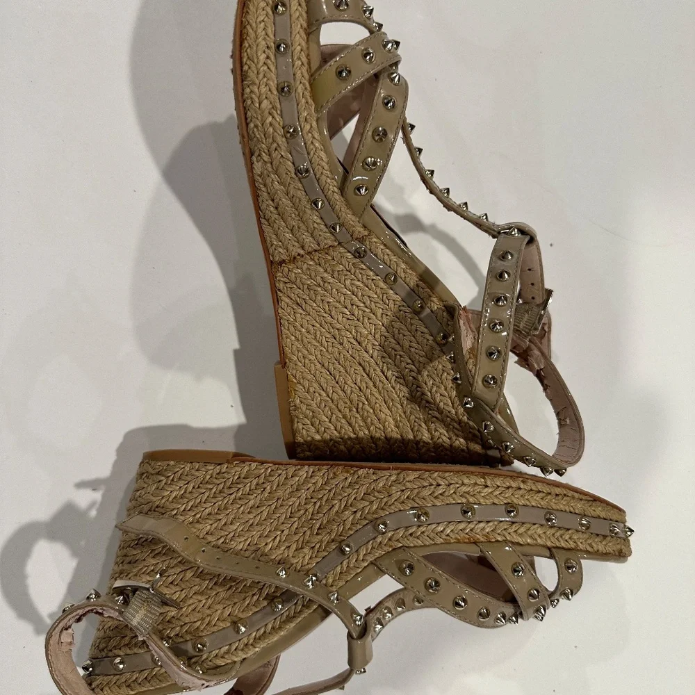 Vince Camuto Spiked, Tan, Patent Leather, Wedge Heels - Size‎ 7.5